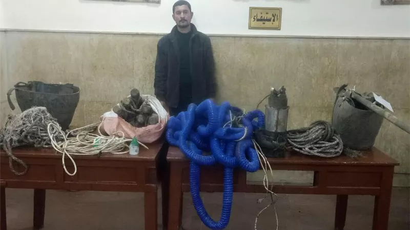 ضبط عاطل ينقب عن الأثار بالغربية