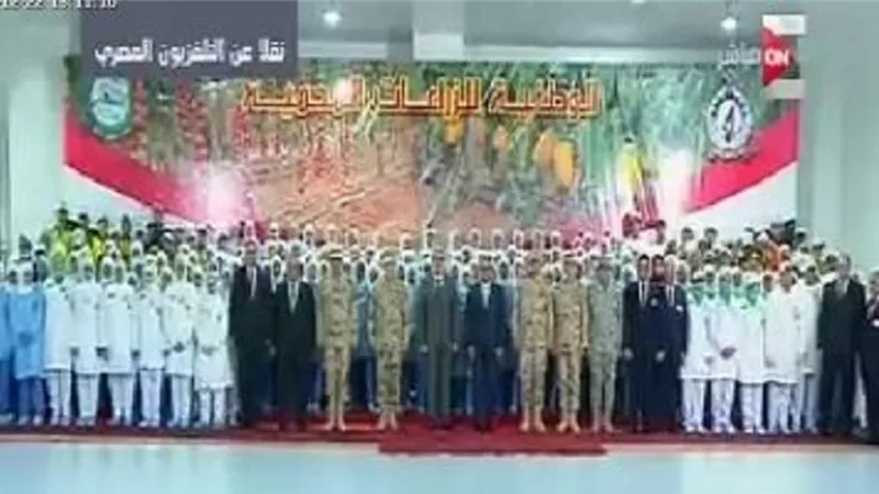 صورة تذكارية للرئيس مع العاملين بمحطة الفرز والتعبئة بالعاشر من رمضان