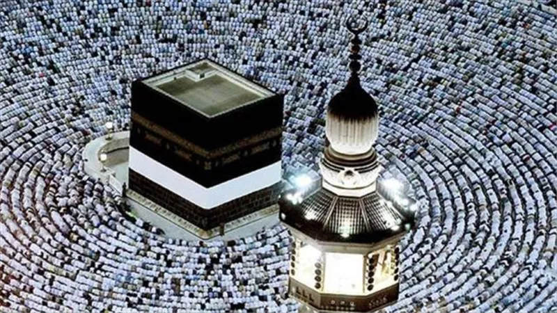 القمر يتعامد على الكعبة المشرفة فجر الغد