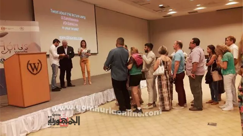 زاهي يتسلم ٣ جوائز من الاكاديمية البرازيلية للاداب.. صور وفيديو