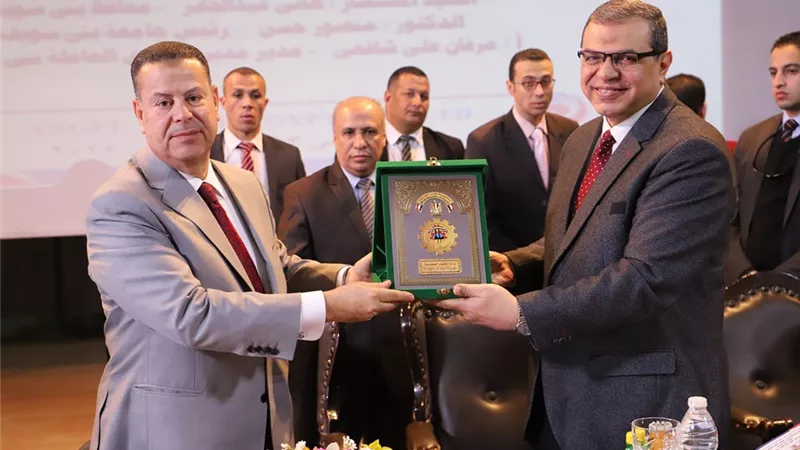 سعفان وعبد الجابر يتبادلان الدروع في ختام لقائه عمال مصنع الخميرة..صور