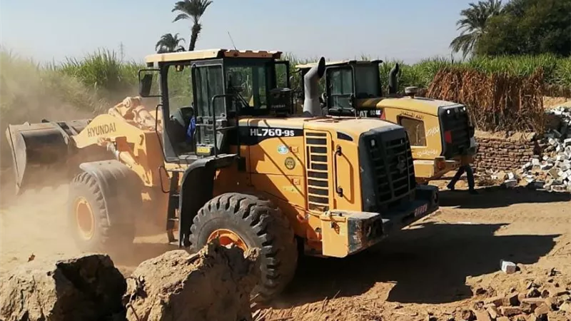 ازالة 81 تعدي بالاراضى الزراعيه ورفع 273 طن مخلفات بقوص