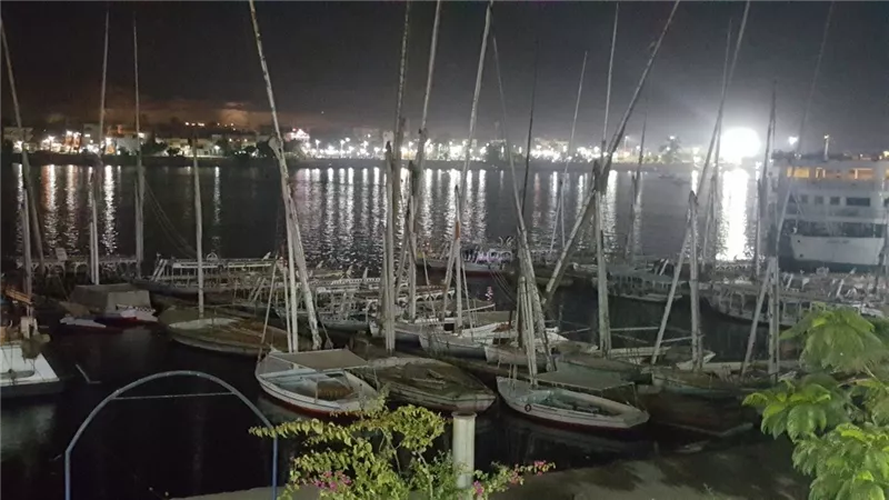 اكليل من الزهور يتوج النصب التذكارى بميدان الشهداء احتفالا بالعيد القومى لبورسعيد