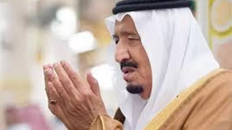خادم الحرمين يؤدى صلاة الجنازة على الامير طلال بن عبد العزيز