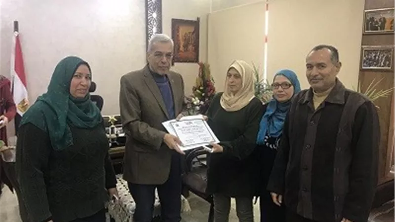 مدير تعليم القليوبية يكرم إدارة المشاركة المجتمعية