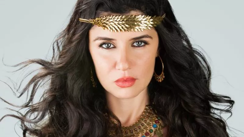 غادة عادل تثير الجدل بإطلالة مثيرة و 