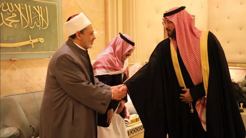 الطيب يقدم واجب العزاء لأبناء وأشقاء الأمير طلال بن عبد العزيز آل سعود(صور)