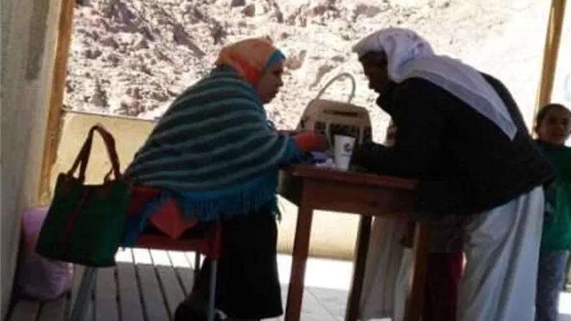 توقيع الكشف الطبي علي ٢٩٠ حالة مرضية بقافلة وادي مجيرح بدهب ووادي سعال بكاترين