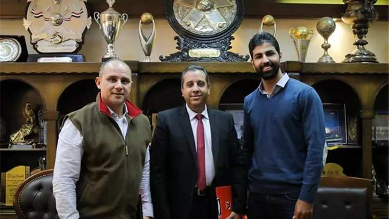 الاهلى يعلن تعاقده مع 