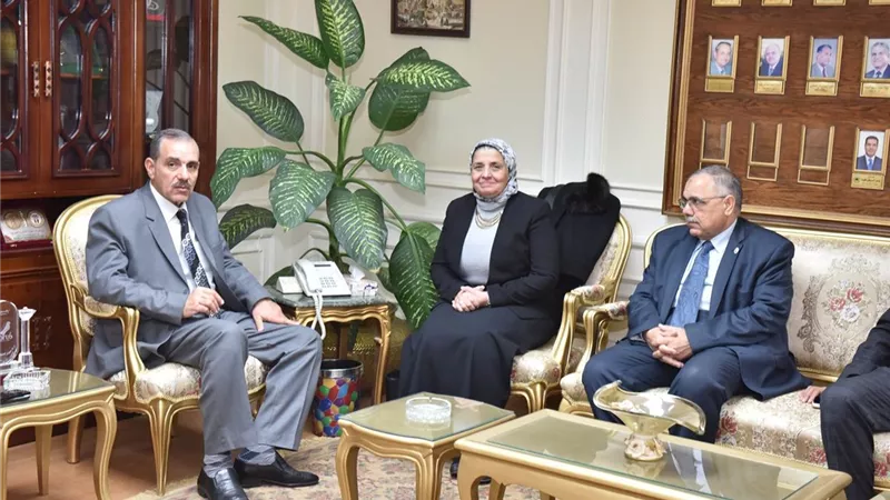 محافظ أسيوط يلتقي رئيس الهيئة القومية لتقييم ومراجعة بعض مدارس التعليم