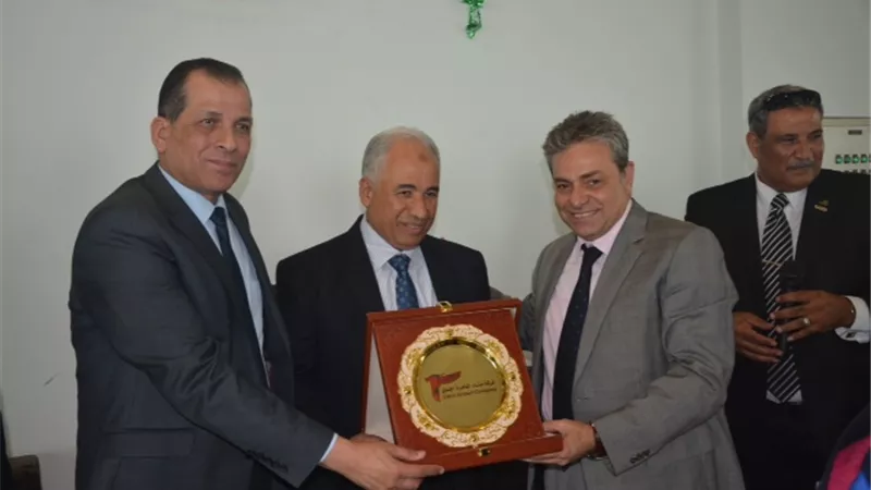 جنينة وفوزي يكرمان الزناتي لبلوغه سن المعاش