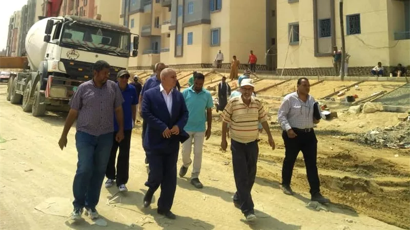 مساعد نائب المجتمعات العمرانية يتفقد المشروعات بمدينة 15 مايو