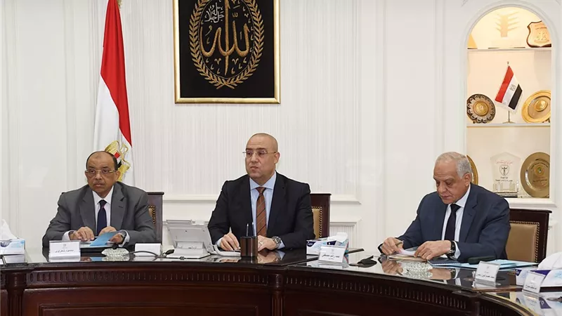 وزيرا الإسكان والتنمية المحلية يستعرضان مشروع الحافلات السريعة بمدينة 6 أكتوبر