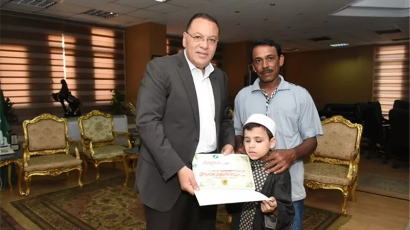 غراب يُكرم طفلين مكفوفين حافظين للقرأن من أبناء قرية الجُديدة