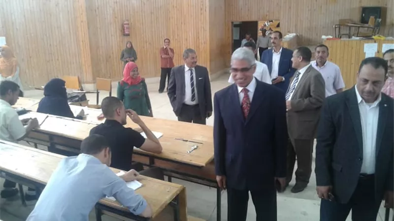 رئيس جامعة جنوب الوادي يتفقد امتحانات الدراسات العليا بكليتى الحقوق والتربية بقنا