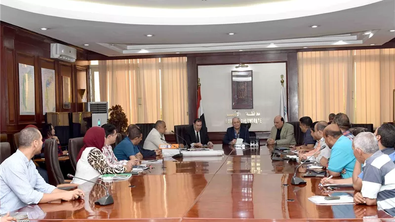 محافظ الأقصر يبحث المخططات الجديدة للأحوزة العمرانية بالمراكز