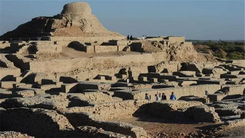 فرنسا تعيد كنوز وادي إندوس المسروقة إلى إسلام آباد