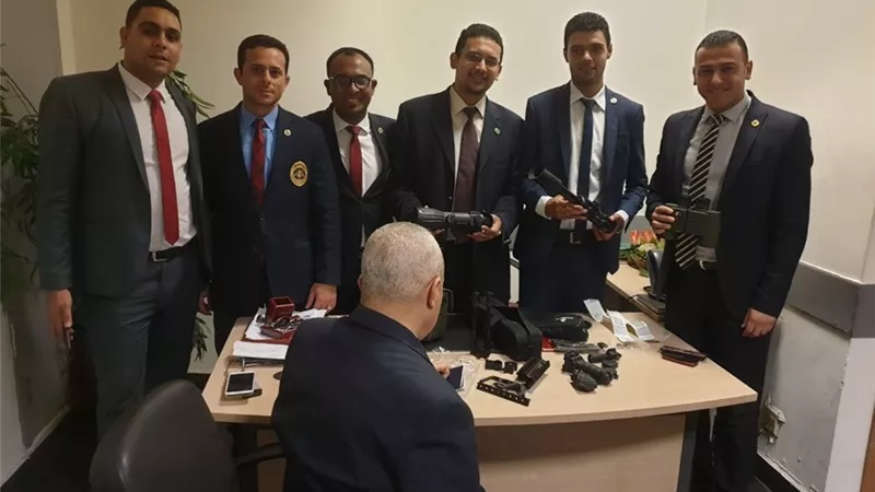 ضبط محاولة تهريب مناظير بنادق ونظارات ميدان مع راكب أمريكي الجنسية