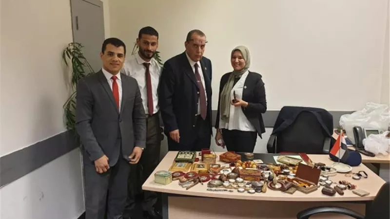 ضبط انتيكات و تحف اثريه مع راكب قادم من باريس