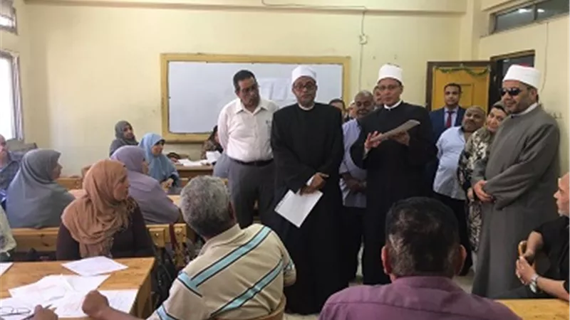 وكيل الأزهر يتفقد أعمال تصحيح امتحانات الشهادة الثانوية