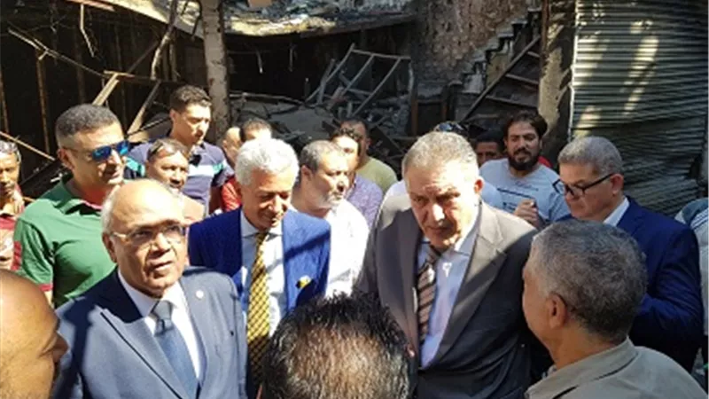 الوكيل يتفقد سوق الخضار المحترق بالعتبه..وتشكيل لجنة لاعادة تطويره