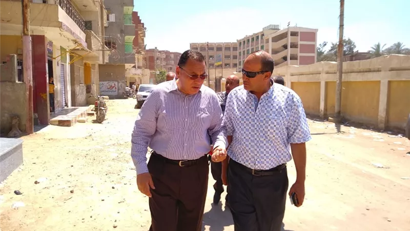 محافظ الشرقية يتفقد شوارع مدينة القرين سيرا على الاقدام