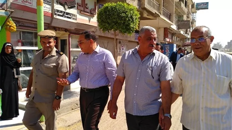 غراب .. يستعجل الإنتهاء من أعمال الطرح والترسيه لرصف طريق مصطفى كامل بأبو كبير