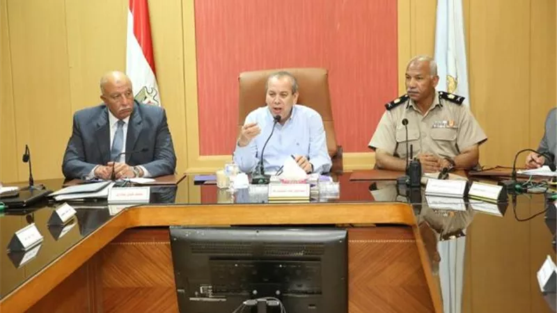 محافظ كفرالشيخ يصدر قراراً بإلزام أصحاب المحلات التجارية بوضع صناديق للنظافة أمام محلاتهم