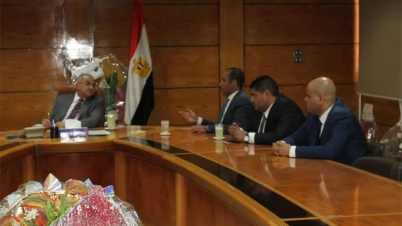 رئيس جامعة أسيوط يبحث إمكانية طرح خطوط مخفضة للطلاب وميكنة مستشفى الإصابات
