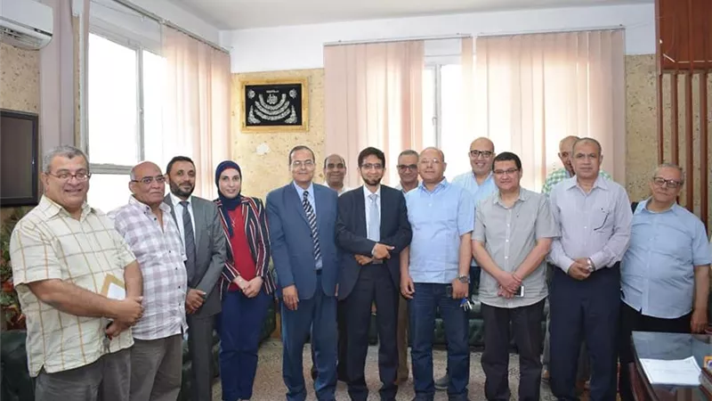 استشاري عالمى لجراحة مناظير الصدر يناظر 25 حالة