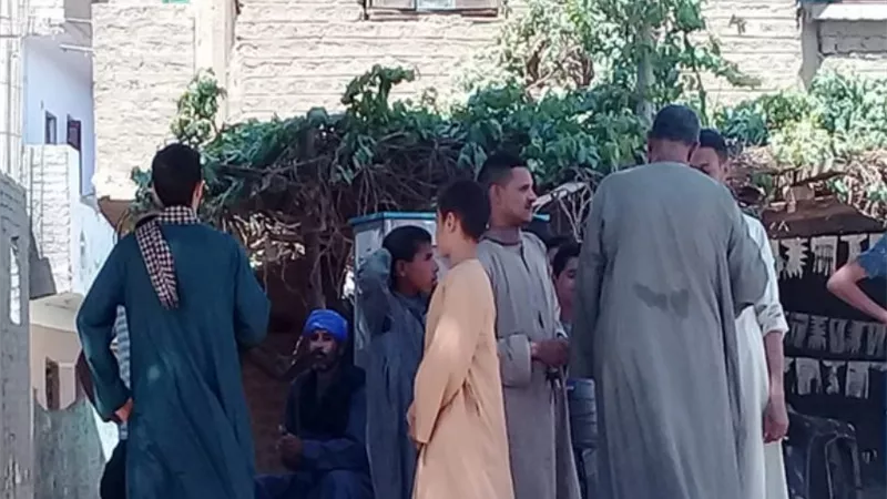 محافظ أسيوط يلتقي ممثلي أهالي وسائقي قرى 