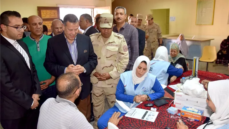 محافظ بني سويف يتفقد أعمال القافلة الطبية 