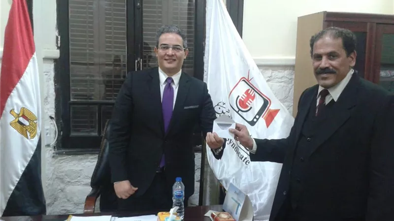 نقيب الإعلاميين يُسلم الأعضاء الجدد بطاقات العضوية .. صور