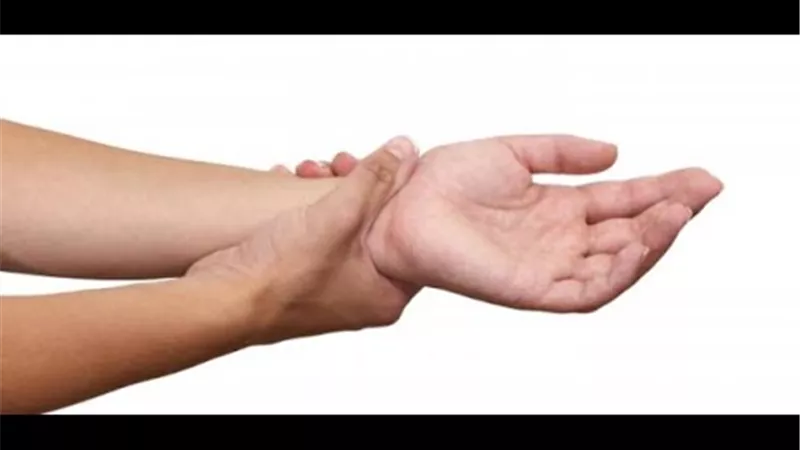 المترو يغلق أبوابه على يد سيدة.. فيديو