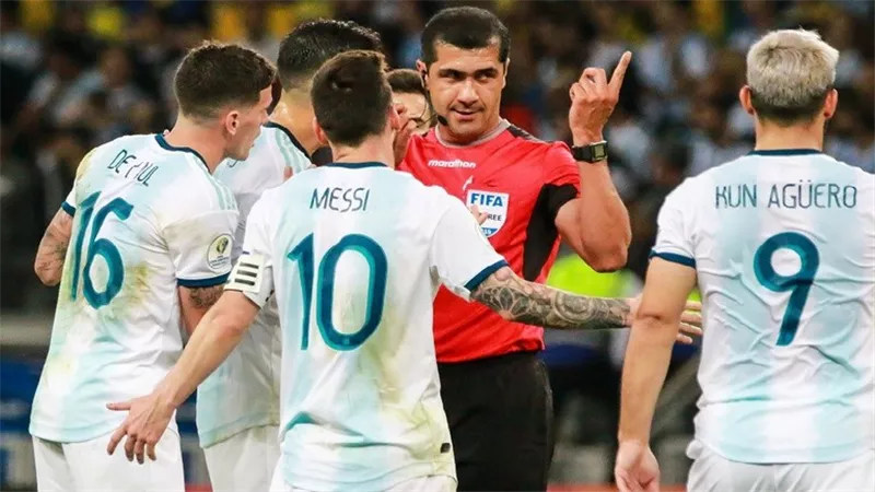 ميسي يفتح النار على البرازيل