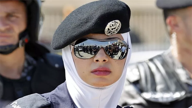 عمّان تنفى إعلان تجنيد الإناث