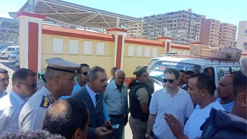 محافظ أسيوط يتفقد المواقف للتأكد من الالتزام بالتعريفة الجديدة.. بالصور