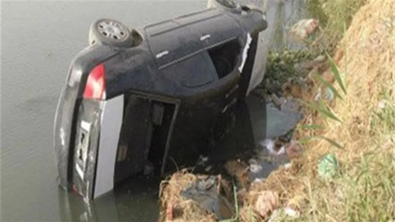 اصابة 3 افراد فى حادث انقلاب سيارة فى ترعة الملاحية بطنطا