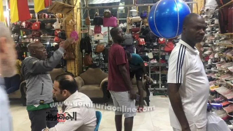 أمم أفريقيا 2019 .. جماهير غانا تتسوق في شوارع الإسماعيلية ..صور