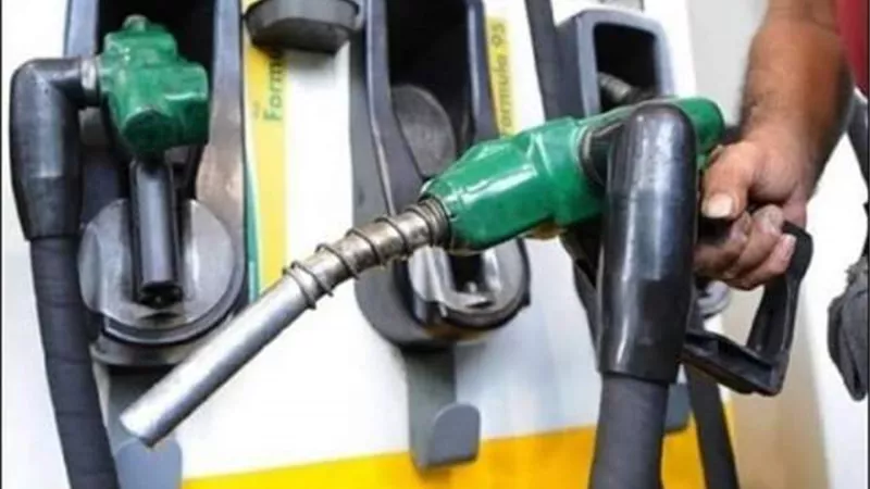 ضبط بنزين 92 داخل محطة لتزويد الوقود ببورسعيد قبل بيعها بالسوق السوداء