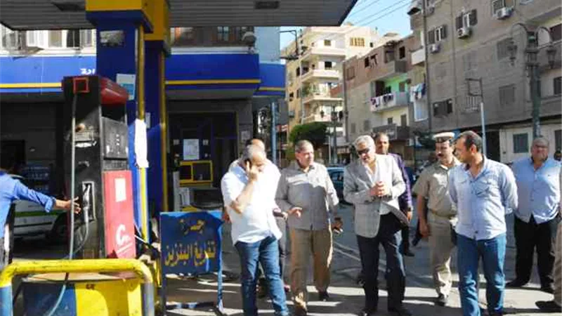 محافظ المنيا يتفقد مواقف السيارات ومحطات الوقود.. بالصور