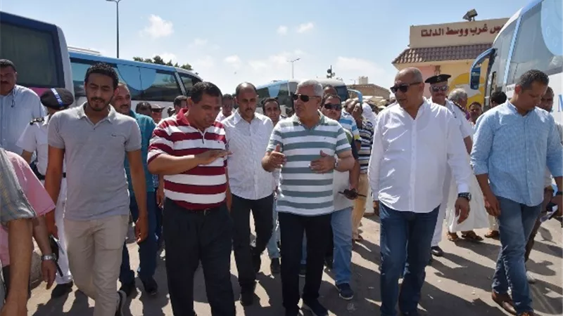 محافظ مطروح فى محطات الوقود والمواقف للاطمئنان على الالتزام بتعريفة الاجرة.. بالصور
