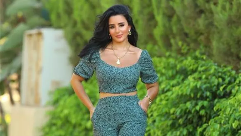 إطلالة رقيقة للفنانة إيمان سلامة