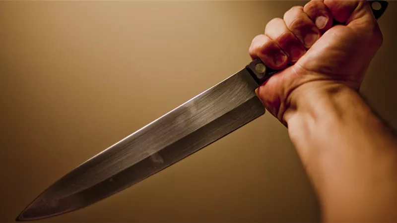 يقتل والدته طعناً بالسكين . . اختلفوا على مبلغ من المال