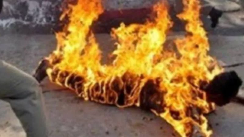 بسبب مصروف البيت .. عامل يشعل النيران في نفسه