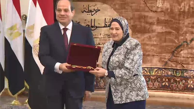 الرئيس يمنح المستشارة أماني الرافعي وسام الجمهورية من الطبقة الأولى
