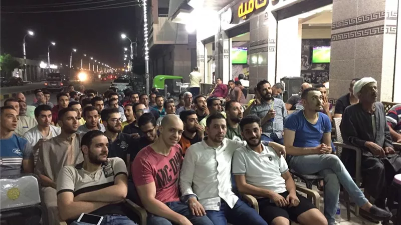 المنايفة على الكافيهات أمام الشاشات لمشاهدة مباراة مصر وجنوب أفريقيا