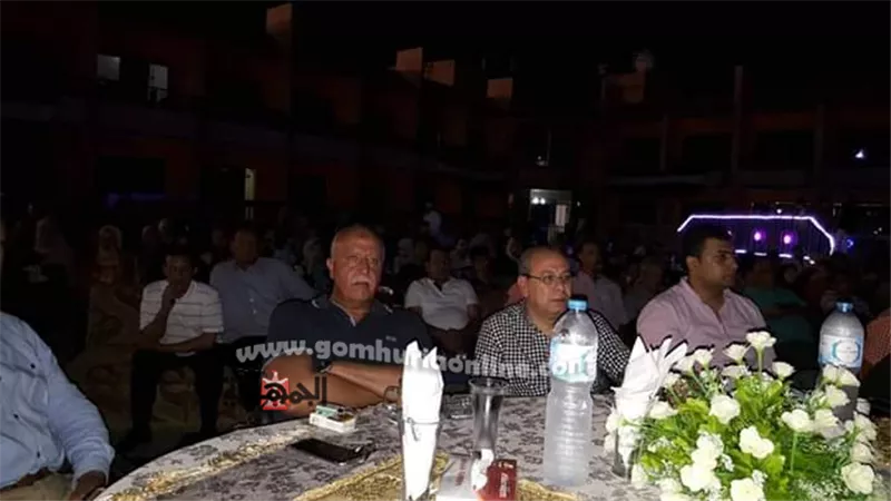 محافظ كفر الشيخ يشاهد مبارة مصر وجنوب أفريقيا وسط الجمهور