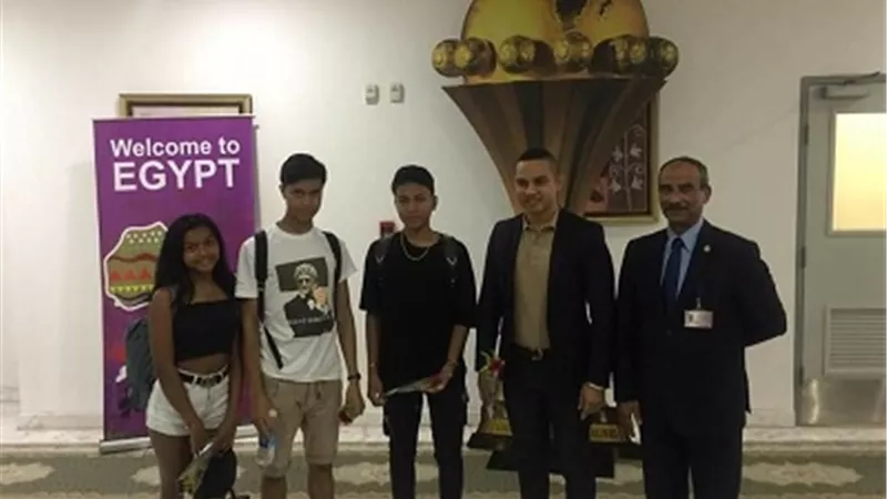 أبناء رئيس جمهورية مدغشقر يصلون مطار برج العرب لمساندة منتخب بلادهم
