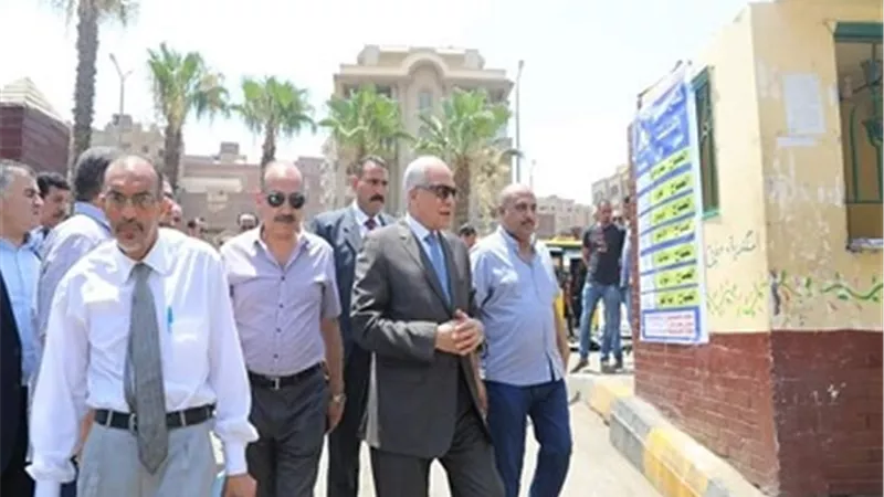 محافظ الجيزة يتفقد مواقف السرفيس ومحطات الوقود لمتابعة الالتزام بالتعريفة الجديدة ... بالصور